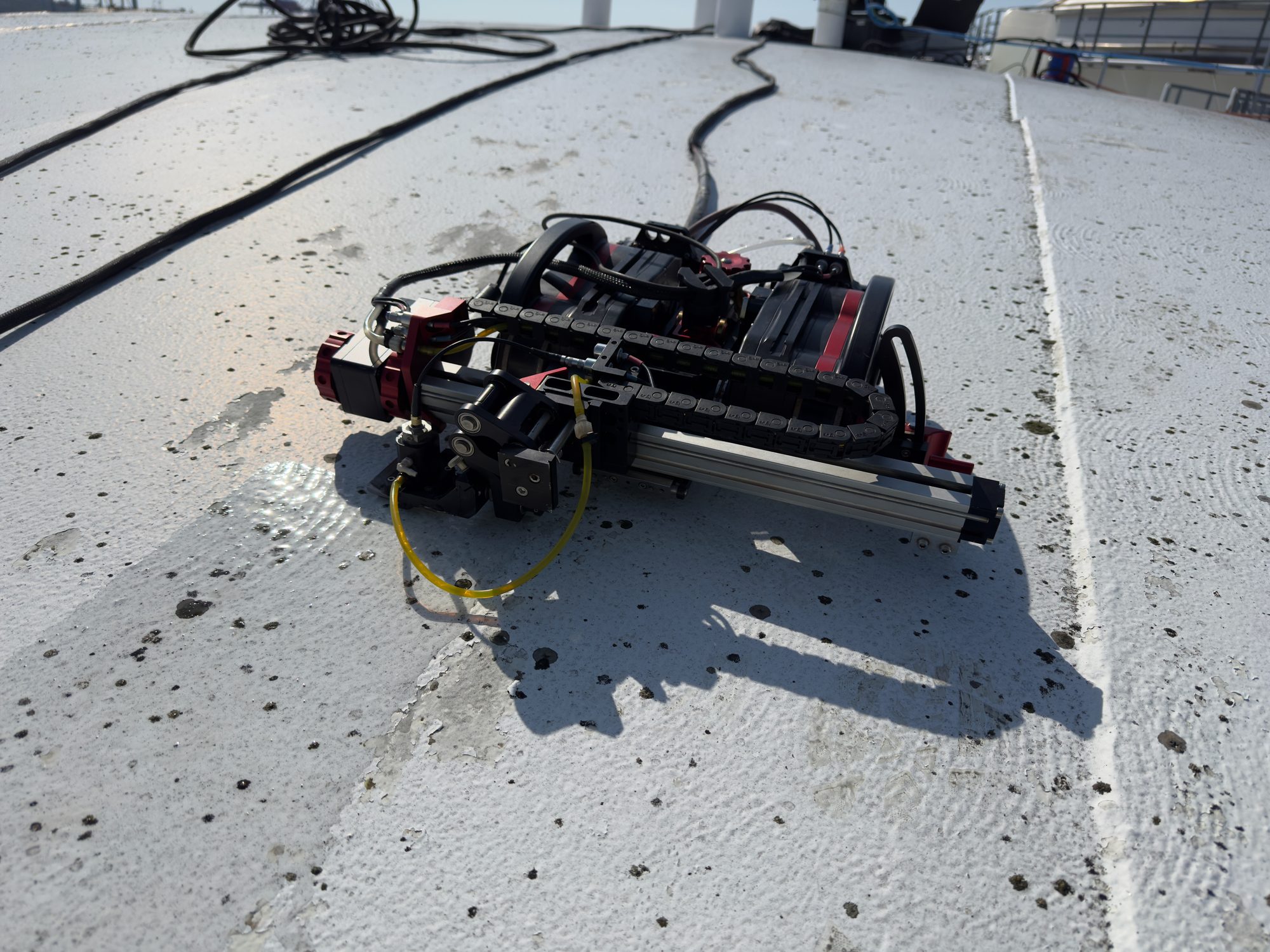 APEX crawler scanning a tank roof, seen from above