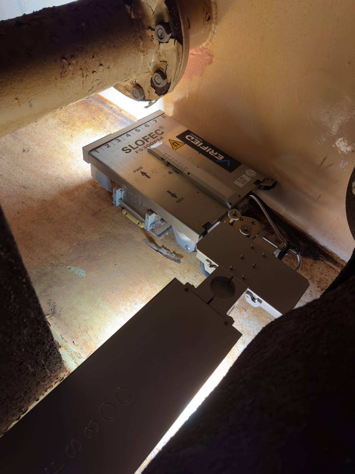 SLOFEC floor scanner inside a storage tank